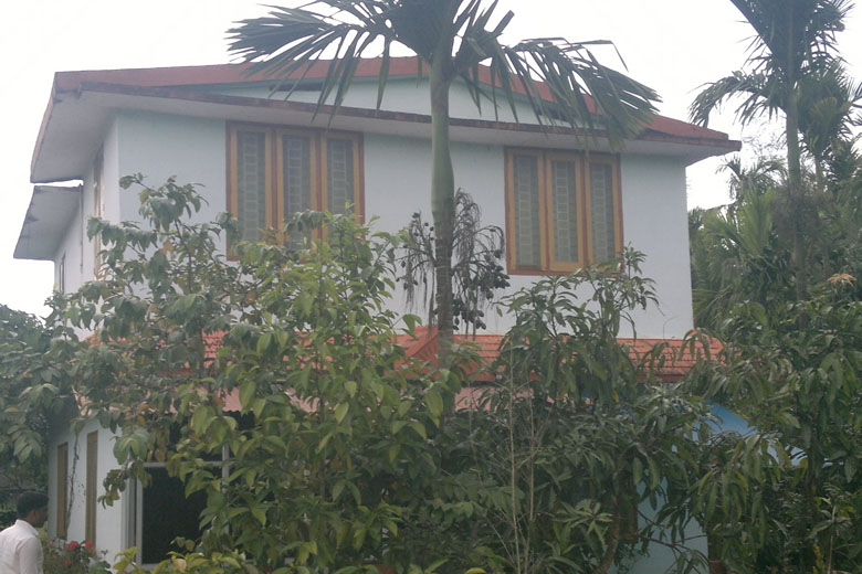 10cent plot with a 4bhk two storied house for sale in panamaram.wayanad