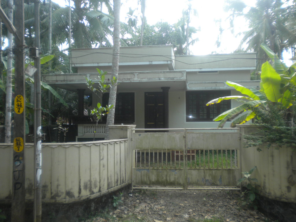 13 cent 2 bed room old house for sale in calicut nadakkavu
