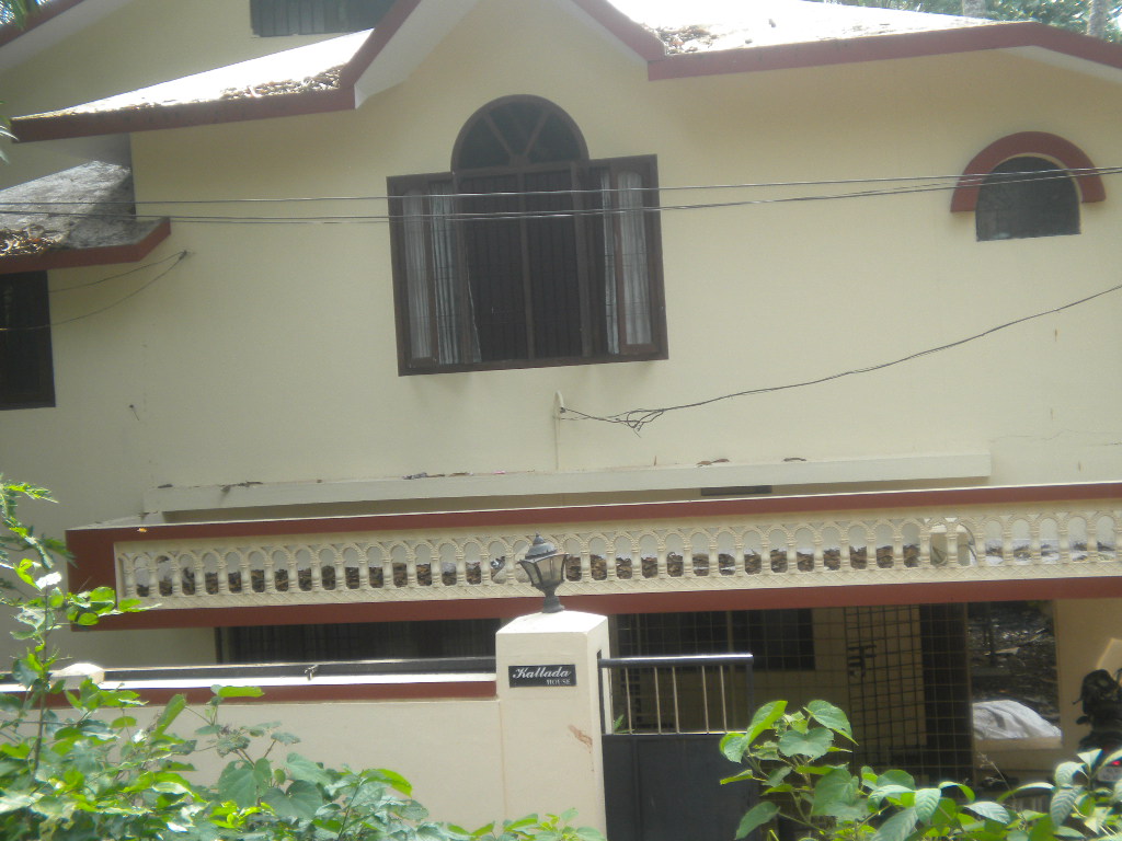 8 cent land with old house for sale in calicut nadakkavu kottaramroad.