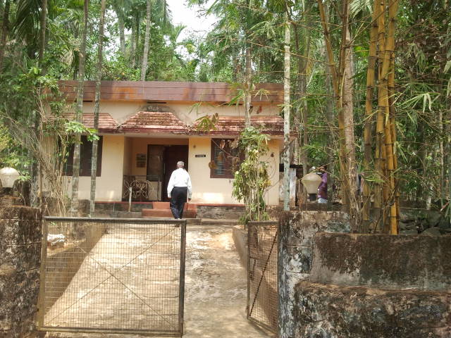 8 cent plot with house just 20 meter from kmct medical college