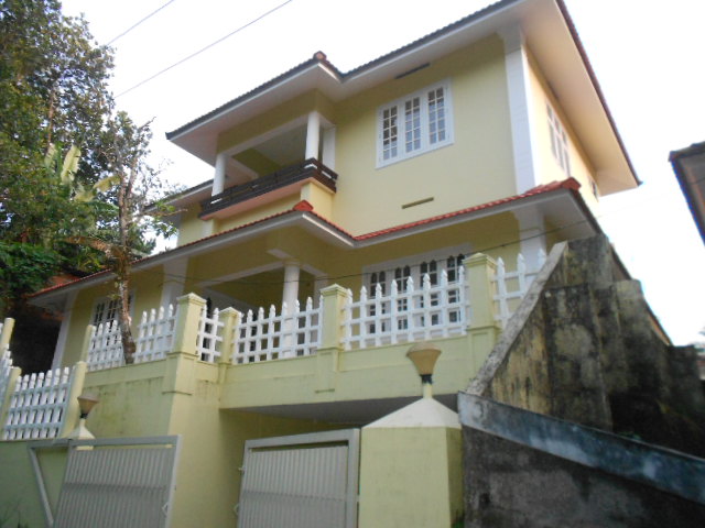 5 cent and old house for sale at chevayur, calicut.