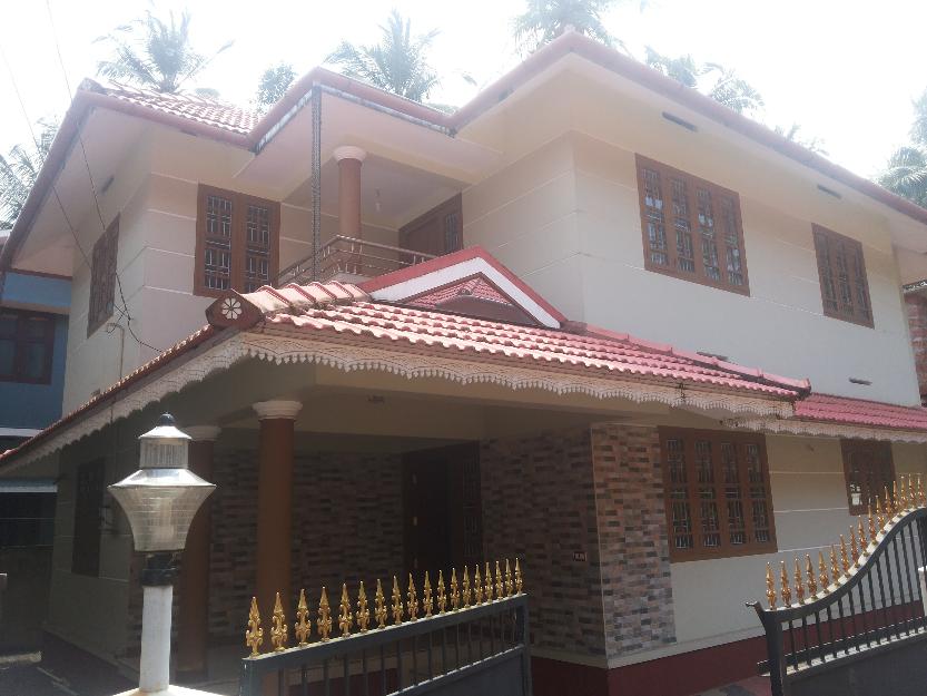 6.5 cents /4 bhk house/ in naduvattam /vehicle access