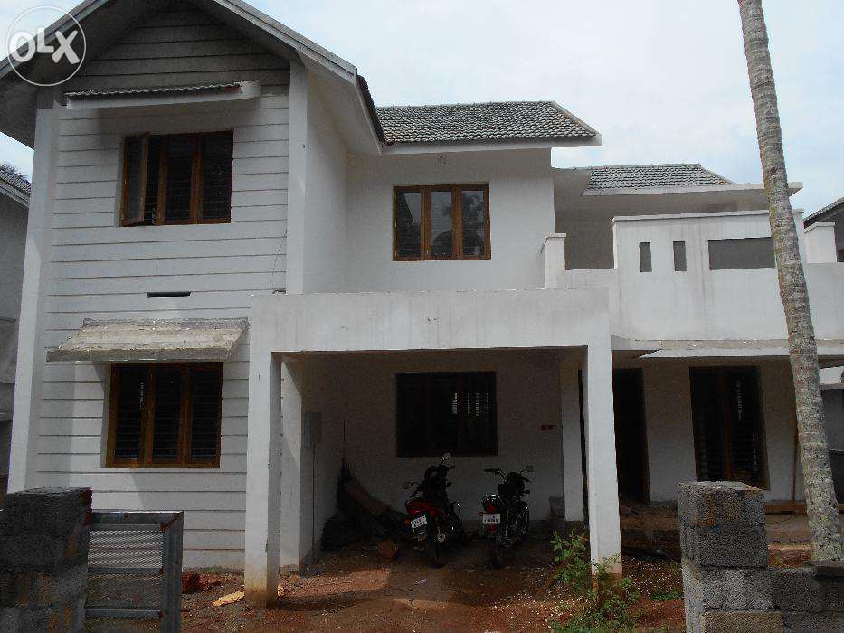 house for sale 2000 sq.ft,3bhk,8.5 cent,300 mts from bypass,chevarambalam contact
