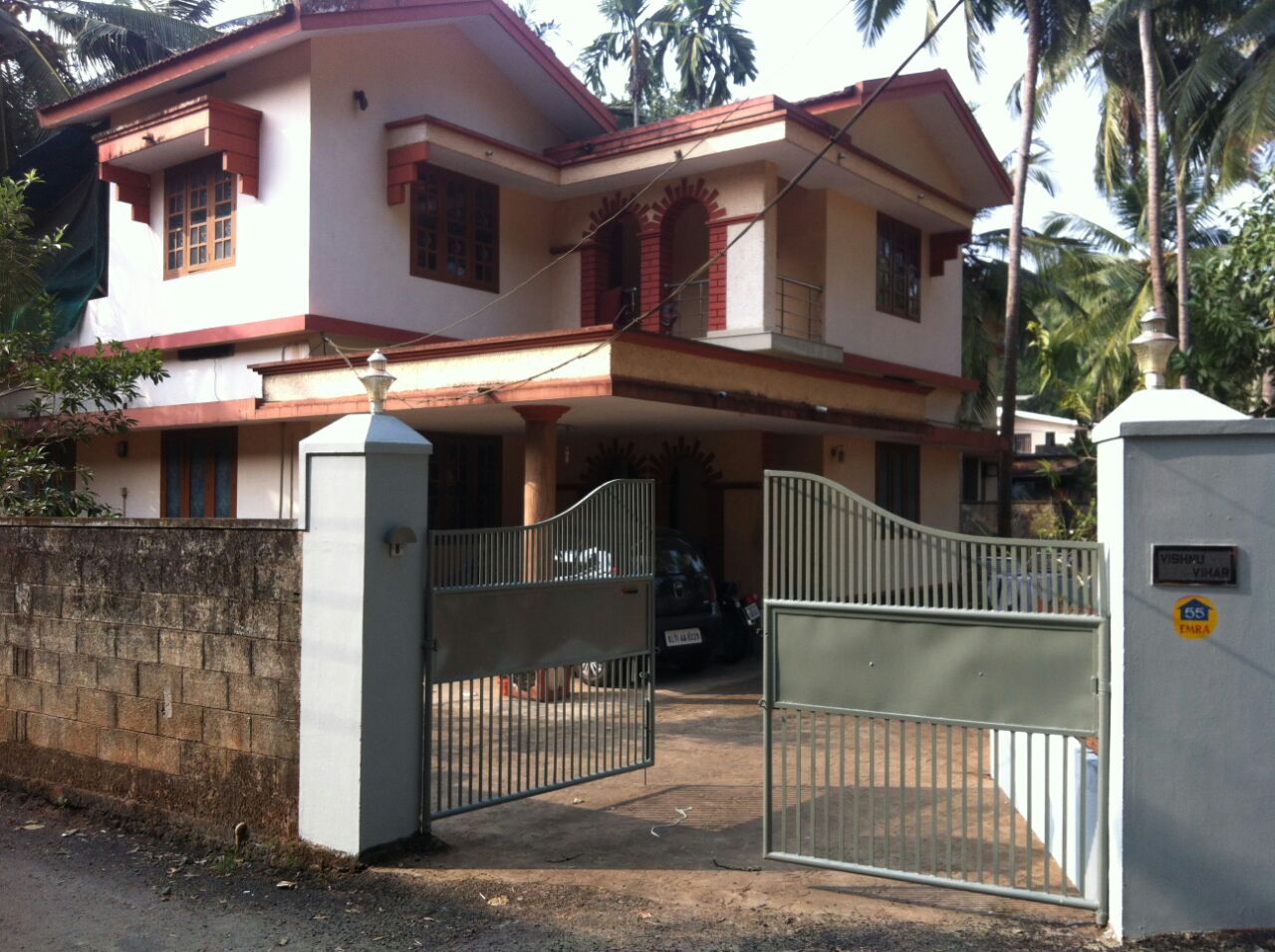 two storied independent house with land 9.5 cents road side in mankavu,