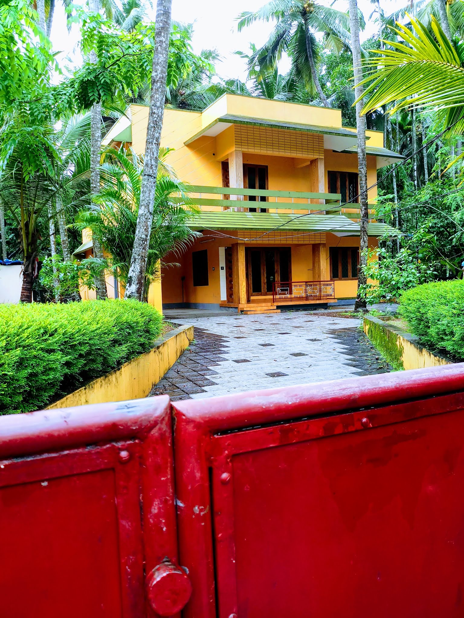 spacious house in bilathikulam